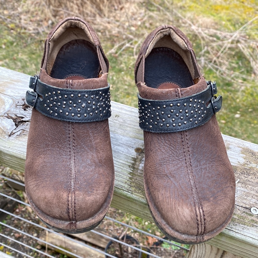 Brown Ariat Leather Clogs with Black Straps and Metal Studs Detailinga 7B